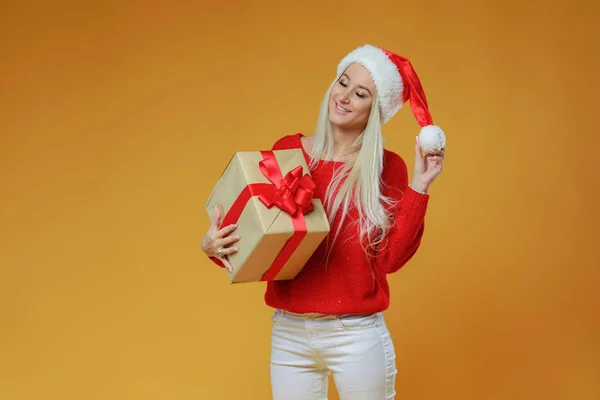 Feliz Animado Jovem Loira Mulher Santa Claus Chapéu Com Caixa — Fotografia de Stock