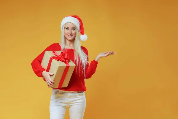 Feliz Animado Jovem Loira Mulher Santa Claus Chapéu Com Caixa — Fotografia de Stock