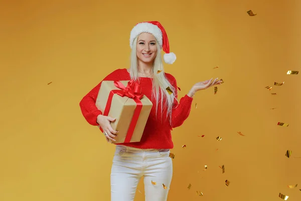 Feliz Mujer Rubia Joven Excitada Sombrero Santa Claus Con Caja — Foto de Stock