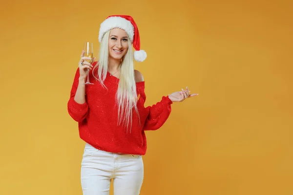 Happy Glada Unga Blonda Kvinnan Jultomten Hatt Med Presentask Över — Stockfoto