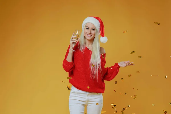 Feliz Animado Jovem Loira Mulher Santa Claus Chapéu Com Caixa — Fotografia de Stock