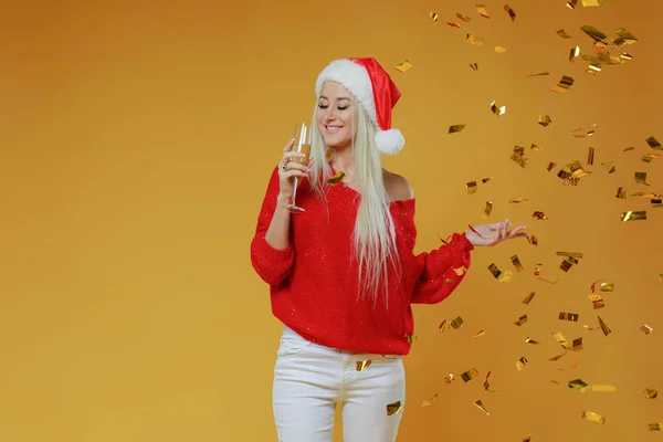 Happy Glada Unga Blonda Kvinnan Jultomten Hatt Med Presentask Över — Stockfoto