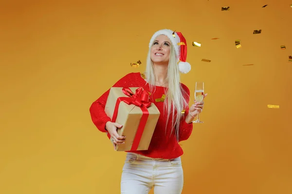 Feliz Animado Jovem Loira Mulher Santa Claus Chapéu Com Caixa — Fotografia de Stock