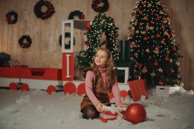 bir Noel hediyesi ahşap arka plan ile kız mutlu çocuk