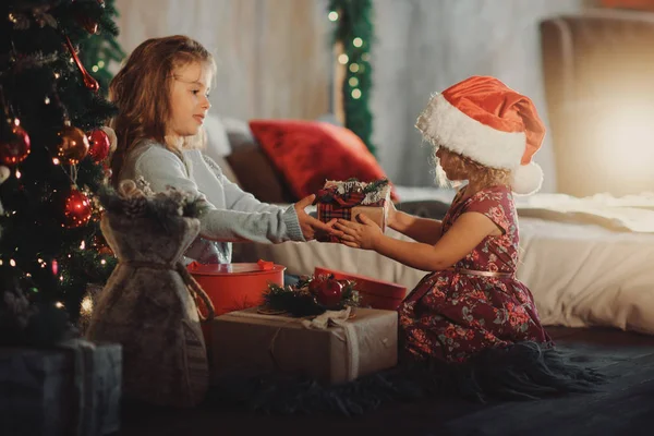 Wesołych Świąt Szczęśliwy Dwa Cute Little Dzieci Dziewczyny Siostry Otworzyć — Zdjęcie stockowe