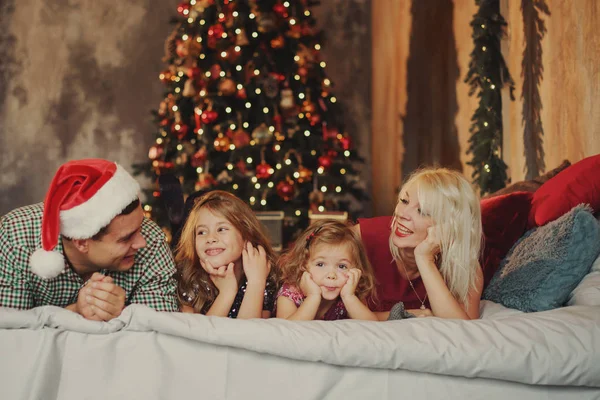 Feliz Natal Boas Festas Pais Alegres Duas Crianças Pequenas Divertindo — Fotografia de Stock