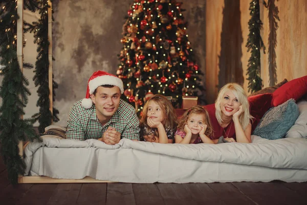 크리스마스 홀리데이 부모와 재미와 크리스마스 거실에 침대에 — 스톡 사진