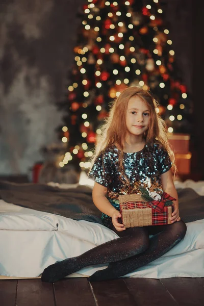 圣诞快乐 快乐的女孩 在家里靠近圣诞树和壁炉的神奇礼物 — 图库照片