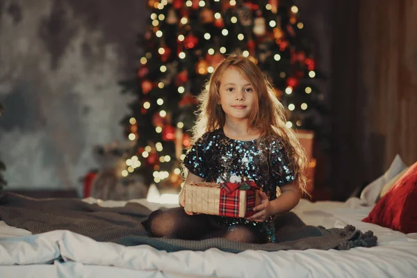 圣诞快乐 快乐的女孩 在家里靠近圣诞树和壁炉的神奇礼物 — 图库照片