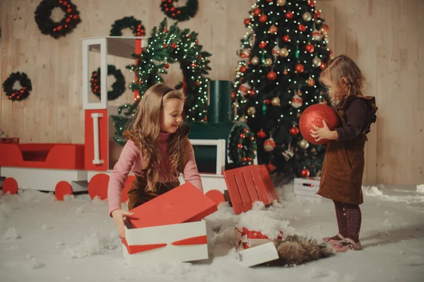 Two Little Sisters Siting Living Room Christmas Morning Opens Present — Stock Photo, Image