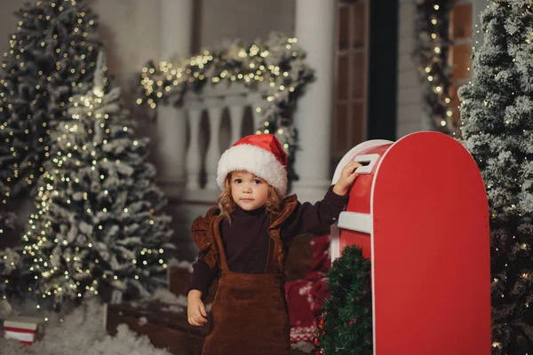 Mała Dziewczynka Biała Czapka Sprawia Życzenie Pisze List Santa Claus — Zdjęcie stockowe