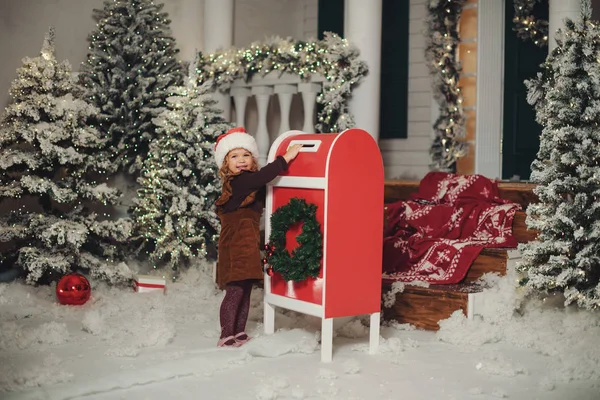 Mała Dziewczynka Biała Czapka Sprawia Życzenie Pisze List Santa Claus — Zdjęcie stockowe