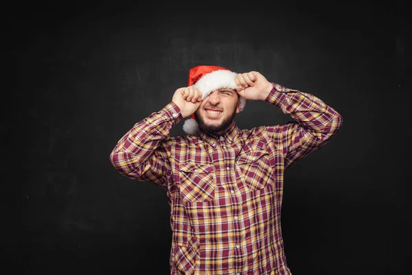 Lachende Kerst Man Dragen Een Kerstmuts Geïsoleerd Zwarte Achtergrond Ruimte — Stockfoto