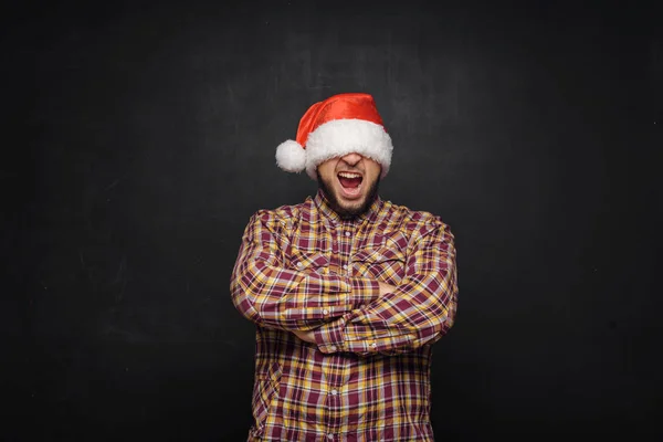 Sonriente Hombre Navidad Con Sombrero Santa Aislado Fondo Negro Espacio —  Fotos de Stock