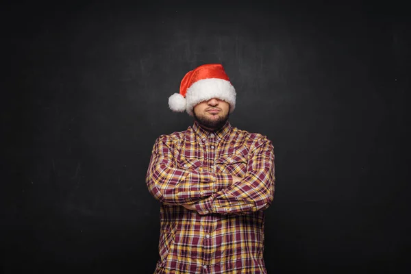 Lachende Kerst Man Dragen Een Kerstmuts Geïsoleerd Zwarte Achtergrond Ruimte — Stockfoto