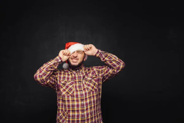 Lachende Kerst Man Dragen Een Kerstmuts Geïsoleerd Zwarte Achtergrond Ruimte — Stockfoto