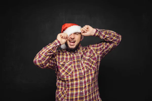 Lachende Kerst Man Dragen Een Kerstmuts Geïsoleerd Zwarte Achtergrond Ruimte — Stockfoto