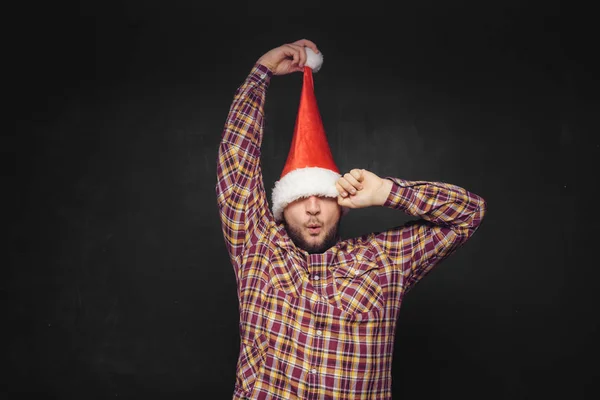 Sonriente Hombre Navidad Con Sombrero Santa Aislado Fondo Negro Espacio — Foto de Stock