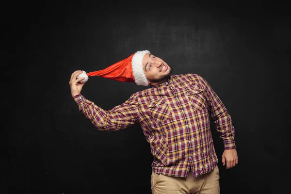 Lachende Kerst Man Dragen Een Kerstmuts Geïsoleerd Zwarte Achtergrond Ruimte — Stockfoto