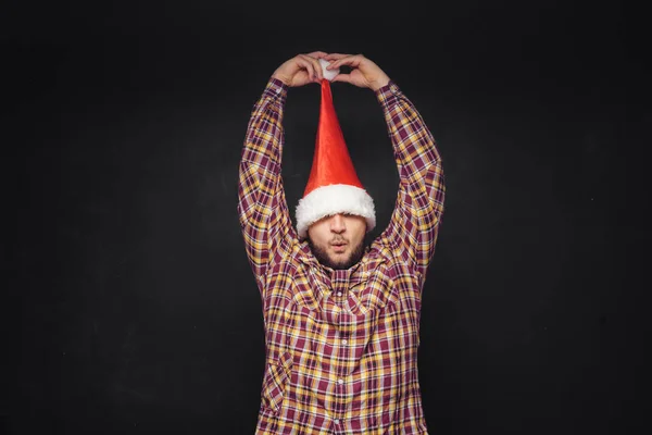 Sonriente Hombre Navidad Con Sombrero Santa Aislado Fondo Negro Espacio — Foto de Stock