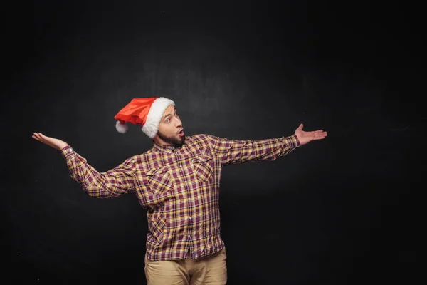 Usmívající Muž Vánoční Santa Klobouk Izolované Černém Pozadí Prostor Pro — Stock fotografie