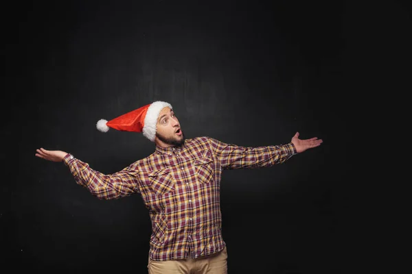 Sonriente Hombre Navidad Con Sombrero Santa Aislado Fondo Negro Espacio —  Fotos de Stock