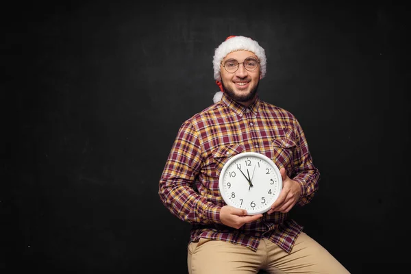 Kerst Mannen Met Klok Portret Van Verrast Jonge Man Met — Stockfoto