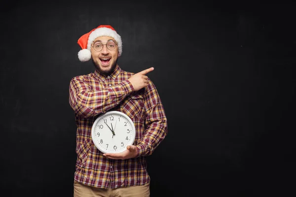 Kerst Mannen Met Klok Portret Van Verrast Jonge Man Met — Stockfoto