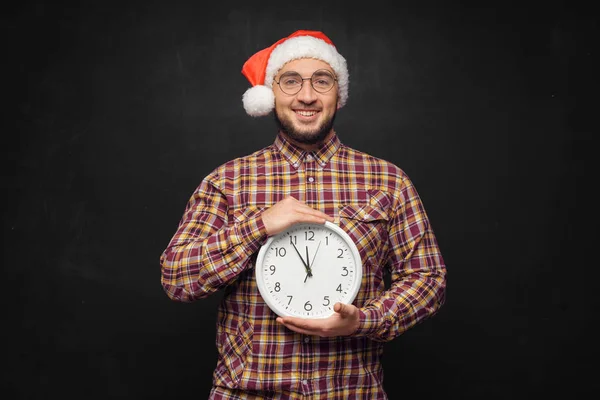 Kerst Mannen Met Klok Portret Van Verrast Jonge Man Met — Stockfoto