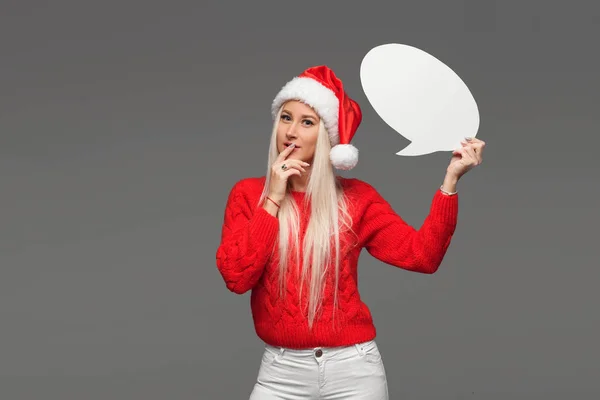 Retrato Mulher Surpresa Chapéu Papai Noel Camisola Vermelha Malha Segurando — Fotografia de Stock