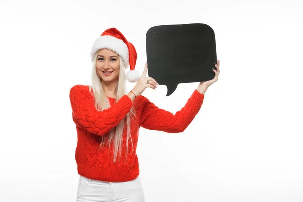 Kerst Vrouw Gluren Lege Zwarte Schoolbord Kaart Dragen Kerstmuts Geïsoleerd — Stockfoto