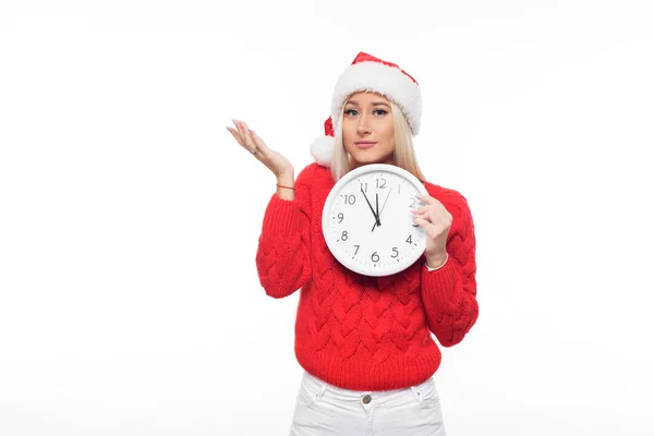 Різдвяна Покупка Дівчини Великим Настінним Годинником Капелюсі Санта Клауса Білому — стокове фото
