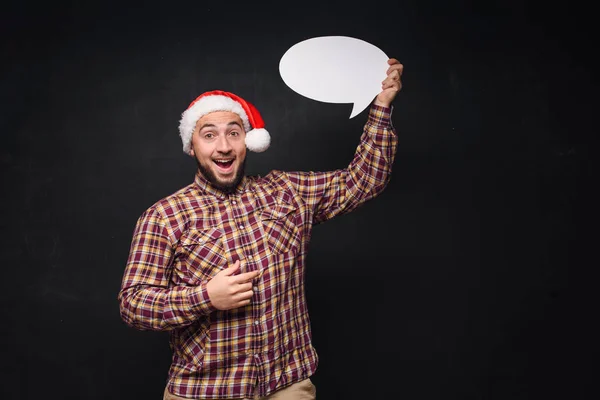 Grappige Ernstige Man Rode Kerst Kerstmuts Bezit Leeg Wit Karton — Stockfoto