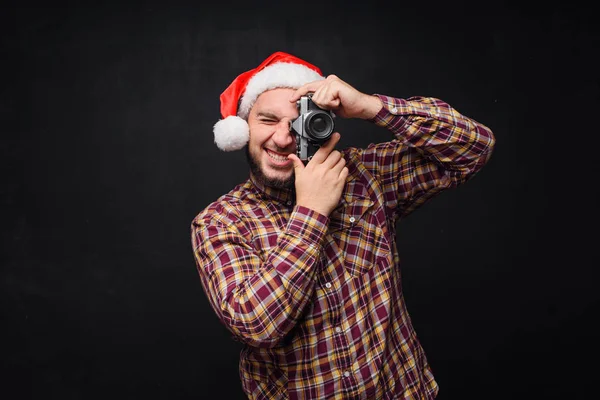 Studiový Portrét Blondýny Překvapen Vousatý Muž Klobouk Santa Držící Retro — Stock fotografie
