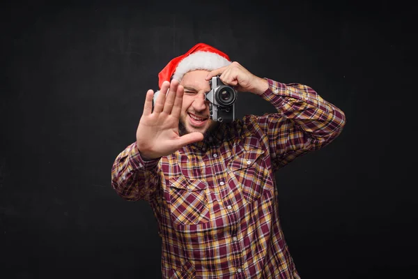 Studiový Portrét Blondýny Překvapen Vousatý Muž Klobouk Santa Držící Retro — Stock fotografie
