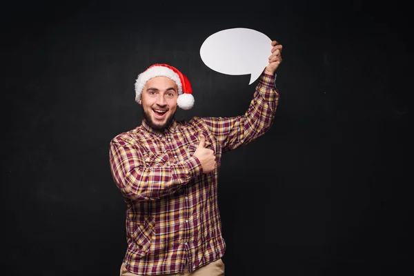 Grappige Ernstige Man Rode Kerst Kerstmuts Bezit Leeg Wit Karton — Stockfoto