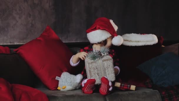 Barn Holding Och Öppna Jul Presentask Klädd Santa Hatt Kid — Stockvideo