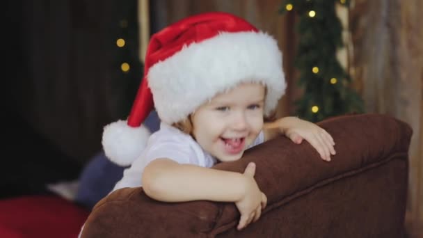 穿着圣诞老人服装的孩子的肖像 孩子在圣诞节时玩得很开心 圣诞快乐概念 — 图库视频影像