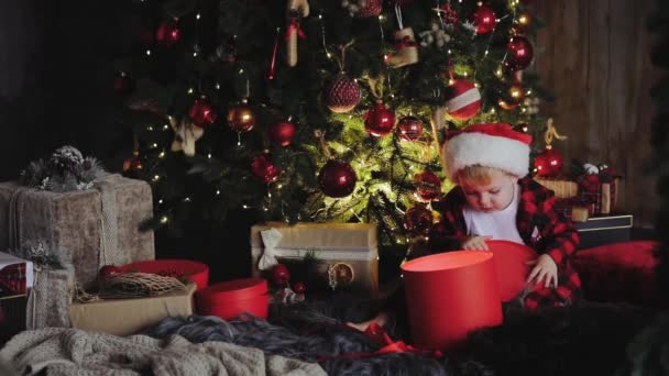 Lindo Niño Feliz Sombrero Santa Desenvolver Caja Regalo Navidad Mañana — Vídeos de Stock