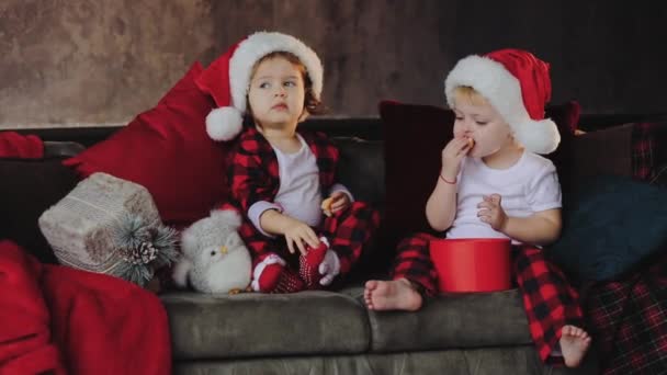 Små Barn Bror Och Syster Sitta Vardagsrummet Granen Santa Claus — Stockvideo