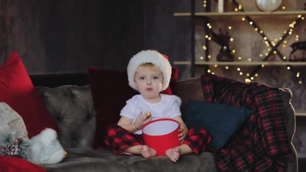 Dziecko Trzyma Otworzenie Pudełka Prezenty Świąteczne Ubrany Santa Hat Dzieciak — Wideo stockowe