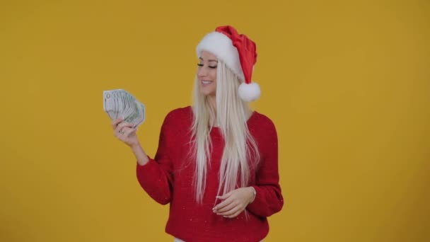 Šťastné Blond Žena Červeném Klobouku Santa Držící Peníze Bankovky Žlutém — Stock video