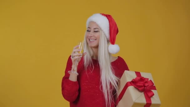 Happy Enthousiast Jonge Blonde Vrouw Kerstman Muts Met Luxe Geschenketui — Stockvideo