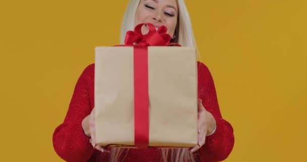 Feliz Excitada Joven Rubia Regalo Una Caja Con Una Cinta — Vídeos de Stock