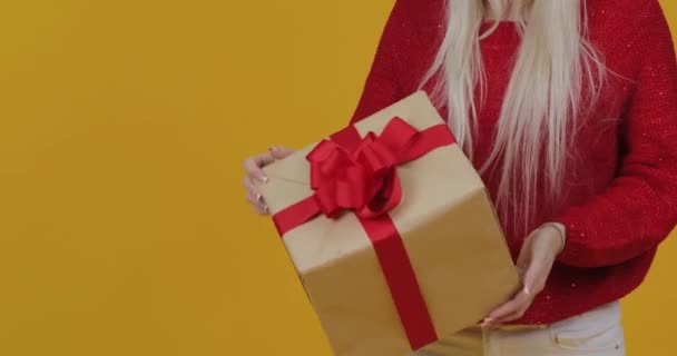 Feliz Joven Rubia Emocionada Sombrero Rojo Santa Claus Regalo Una — Vídeo de stock