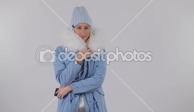 Bir kış ceket genç sarışın adam için bir çağrı bekliyor. Gelen aramayı erkek arkadaşından, süre gelen Skype çağrısı kabul el ile karşıladı ve gülümseyen bir kızdır