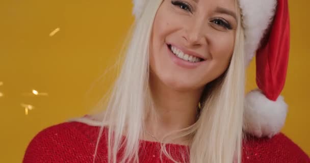 Eine Junge Blonde Frau Mit Weihnachtsmann Hut Hält Wunderkerzen Und — Stockvideo