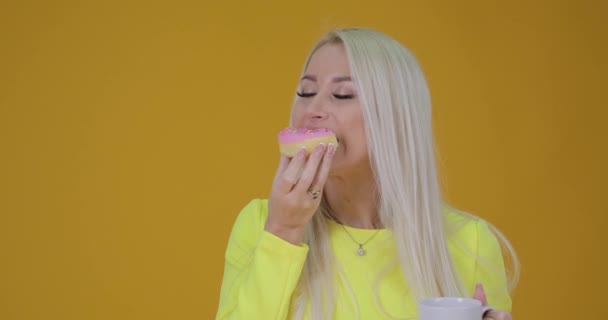 Frau Mit Buntem Donut Mit Streusel Auf Gelbem Hintergrund Tasse — Stockvideo