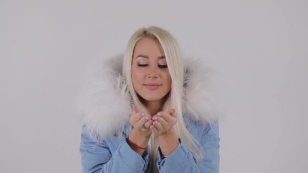 Kız Kış Tatilleri Için Bir Dilek Tutmuş Onun Avucunda Izole — Stok video
