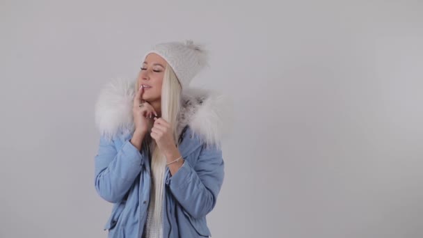 Szczęśliwy Blond Kobieta Zimie Futro Trzymając Obecny Jej Ręce Sprawia — Wideo stockowe